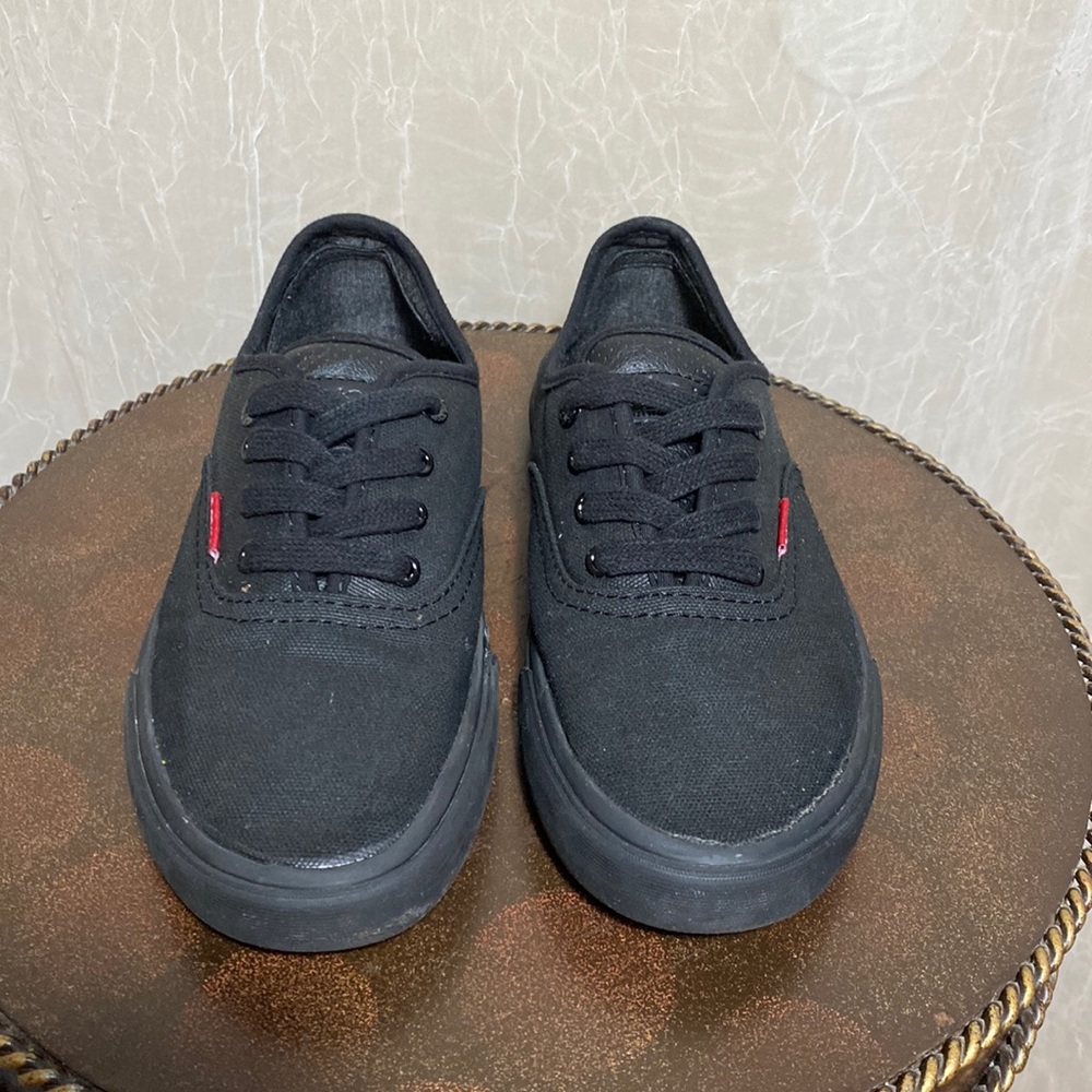 Levi’s woman’s classic black on black bottom